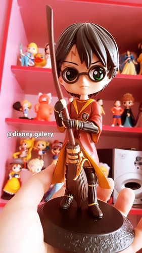 اکشن فیگور هری پاتر مدل هری پاتر با جارو برند کیوکاسکت جنس پیویسی خشک و شکننده نیست قابل شست و شو و فاقد حساسیت