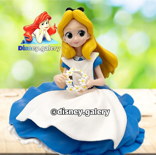 فیگور کلکسیونی دخترونه مدل آلیس در سرزمین عجایب نشسته جنس پیویسی ارتفاع ۱۴ سانت خشک و شکننده نیست قابل شستشو و فاقد حساسیت