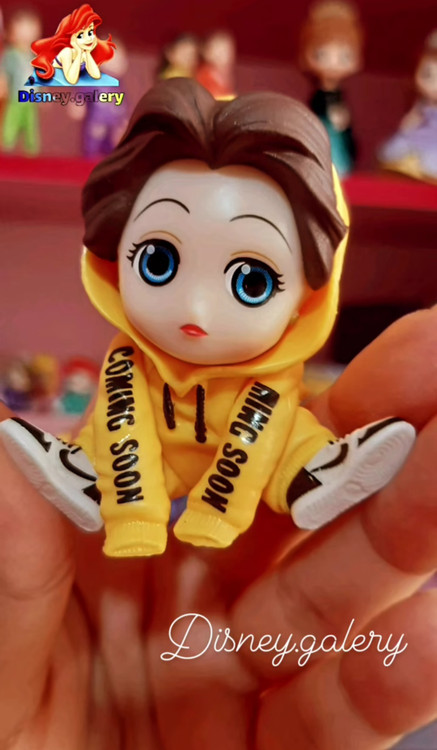 فیگور پرنسس هودی پوش نشسته مدل بل ارتفاع ۱۰ سانتیمتر س پیویسی خشک و شکننده نیست قابل شستشو و فاقد حساسیت