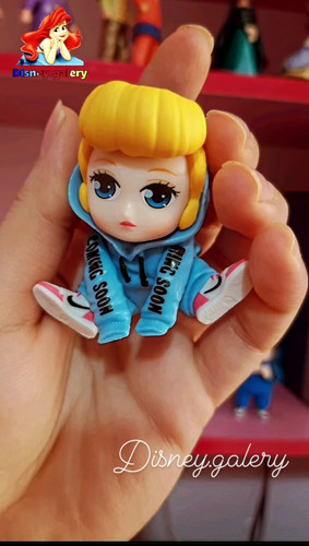 خرید فیگور پرنسسهای دیزنی مدل سیندرلا هودی پوش نشسته ارتفاع ۱۰ سانت س پیویسی خشک و شکننده نیست قابل شستشو و فاقد حساسیت مناسب تکمیل کلکسیون انواع دکوری و تزیین کیک تولد