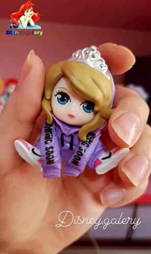 فیگور پرنسس سوفیا هودی پوشه نشسته ۱۰ سانت جنسpvc خشک و شکننده نیست قابل شست و شو و فاقد حساسیت مناسب تزیین کیک تولد و تکمیل کلکسیون و دکوری