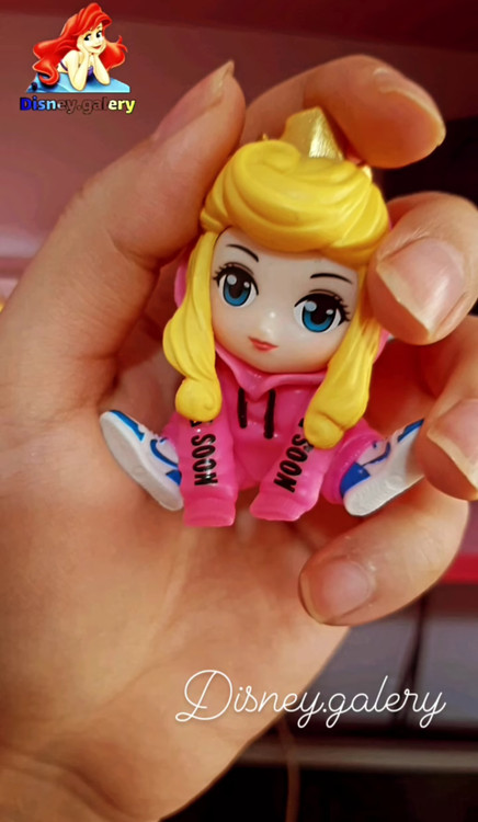 فیگور پرنسسهای دیزنی مدل زیبای خفته هودی دار ارتفاع ۱۰ سانت س پیویسی خشک و شکننده نیست قابل شست و شو و فاقد حساسیت مناسب تکمیل کلکسیون و تزیین کیک تولد