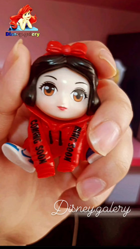 خرید فیگور کلکسیونی مدل پرنسس سفید برفی هودی پوش ارتفاع ۱۰ سانتیمتر جنسpvc خشک و شکننده نیست قابل شستشو و فاقد حساسیت مناسب تکمیل کلکسیون و تزیین کیک تولد