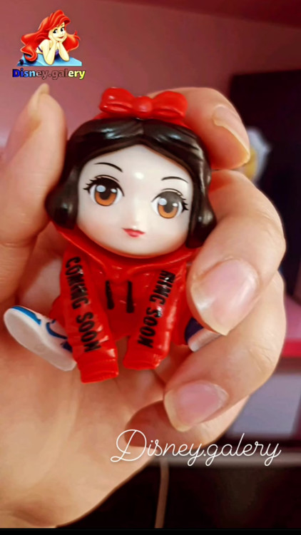 خرید فیگور کلکسیونی مدل پرنسس سفید برفی هودی پوش ارتفاع ۱۰ سانتیمتر جنسpvc خشک و شکننده نیست قابل شستشو و فاقد حساسیت مناسب تکمیل کلکسیون و تزیین کیک تولد