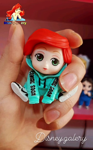 فیگور پری دریایی آریل مدل هودی پوش نشسته قد ۱۰ سانت س پیویسی خشک و شکننده نیست قابل شستشو و فاقد حساسیت مناسب تکمیل کلکسیون و انواع دکوری تزیین کیک تولد