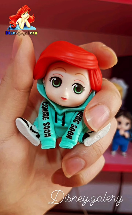 فیگور پری دریایی آریل مدل هودی پوش نشسته قد ۱۰ سانت س پیویسی خشک و شکننده نیست قابل شستشو و فاقد حساسیت مناسب تکمیل کلکسیون و انواع دکوری تزیین کیک تولد