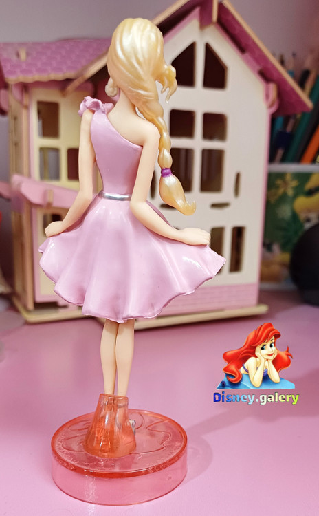 خرید فیگور عروسکی باربی دارای پایه س پیویسی و سیلیکون فشرده قابل شستشو و فاقد حساسیت خشک و شکننده نیست