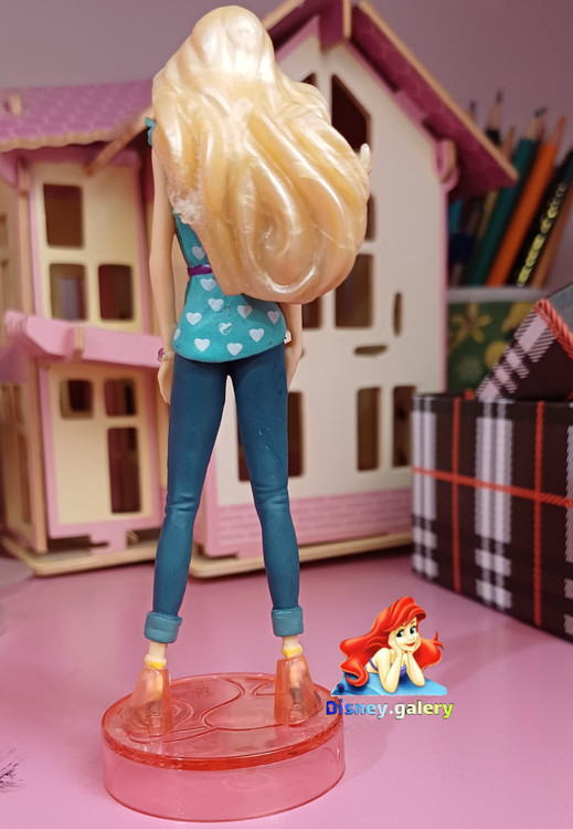 خرید فیگور کلکسیونی دخترونه مدل باربی قد ۱۳ سانت دارای پایه برای ایستادن فیگور خشک و شکننده نیست