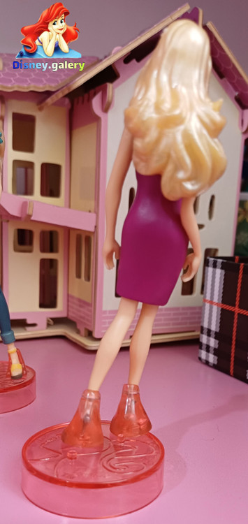 خرید فیگور کلکسیونی مدل باربی قد ۱۳ سانت از جنس سیلیکونی محکم قابل شستشو و فاقد حساسیت مناسب تکمیل کلکسیون و تزیین کیک تولد