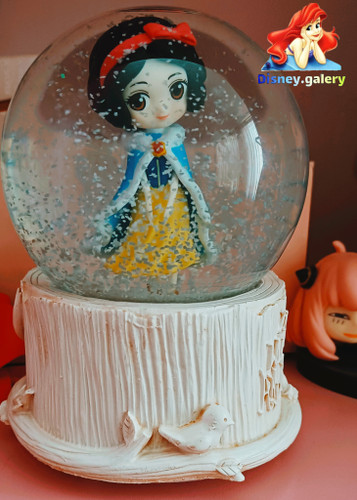 گوی موزیکال برفی مدل پرنسس سفید برفی پمپی دارای ال ای دی و چند موزیک جنس پلی استر و شیشه ارتفاع ۱۵ سانت