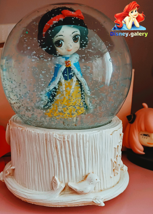 گوی موزیکال برفی مدل پرنسس سفید برفی پمپی دارای ال ای دی و چند موزیک جنس پلی استر و شیشه ارتفاع ۱۵ سانت