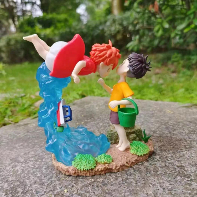 مجسمه لکسیونی انیمهای مدل انیمه پونیو و سوسوکهPonyo and Sousuke جنس سیلیکونی خشک و شکننده نیست قابل شستشو اصل و دارای جعبه ارتفاع ۱۴ سانتیمتر