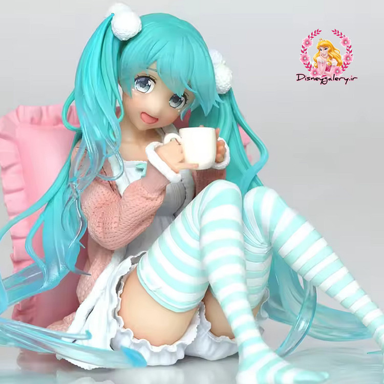 فیگور انیمه دخترونه مدل هاتسونه میکو مدل نشسته ارتفاع ۹ و عرض ۱۶ سانتیمتر جنس سیلیکون فشرده قابل شستشو و فاقد حساسیت برند کیو پاسکت