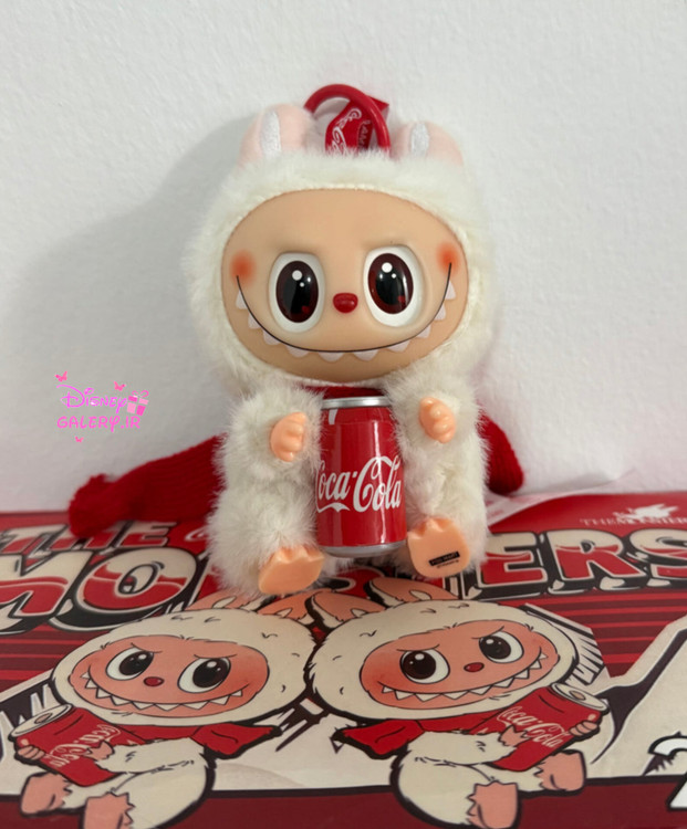 عروسک کلکسیونی labubuبرندpop mart سری کوکاکولا اصل ساخت چین جنس سلیکونی و خز دارای آویز وجاکلیدی
